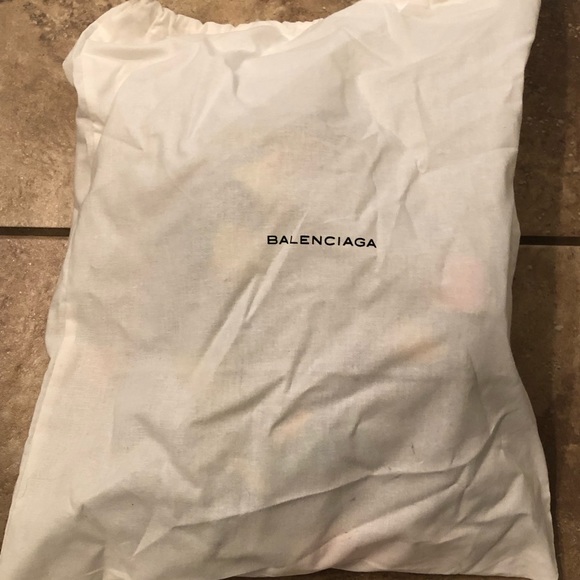 Very Good. Moderate scuffs at sole - Picture 5 of 6